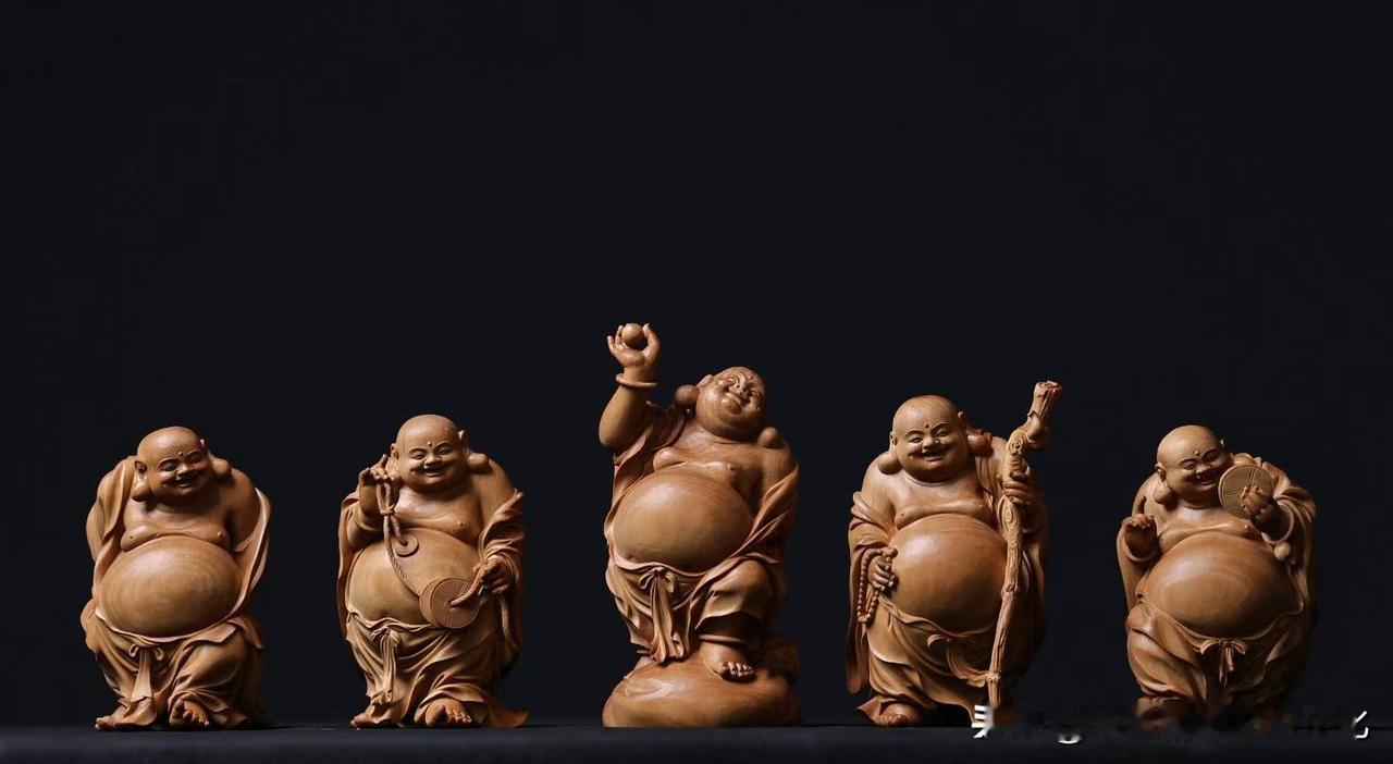 印度老山檀｜五福临门

五尊弥勒并立，
各有姿态，各有心境。

有的轻松随意，有