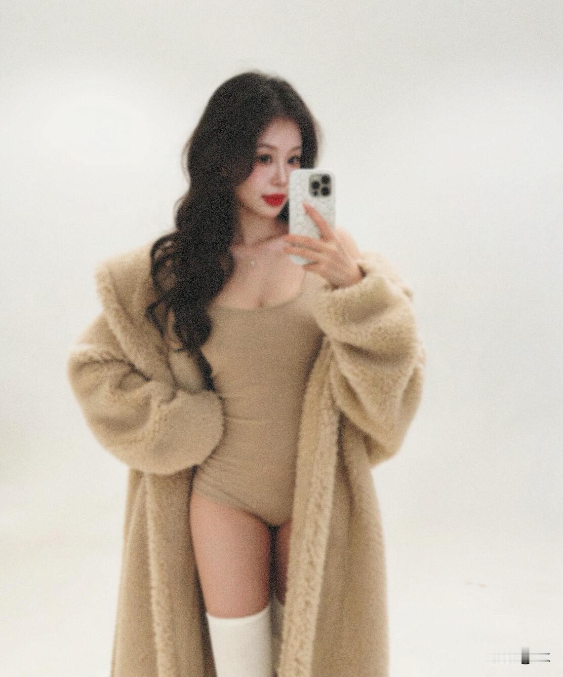 秋日生活打卡季纯欲慵懒风！泰迪熊大衣+白长靴，自拍绝了🤎
救命！穿这套自拍直接