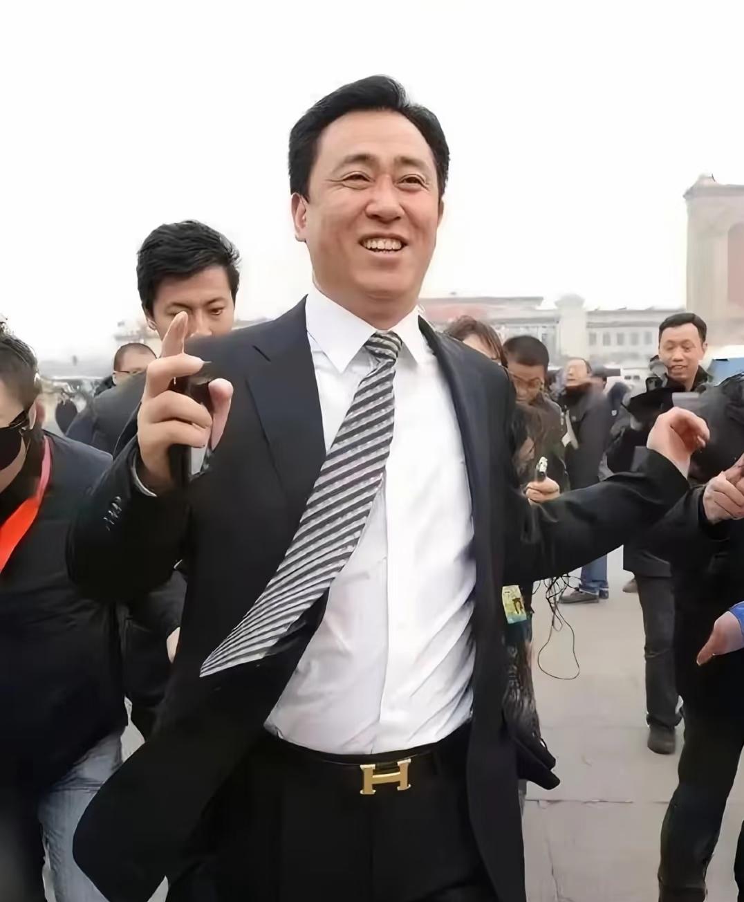 对许家印影响最深的四个女人

第一个是他的前妻丁玉梅。两人早早相识相爱，相伴几十