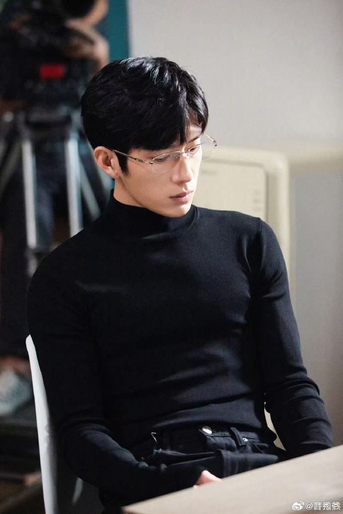 井柏然新剧醉酒吃醋这段井柏然江寒声一款年上黏人小狗 井柏然这段演活了！江寒声看似