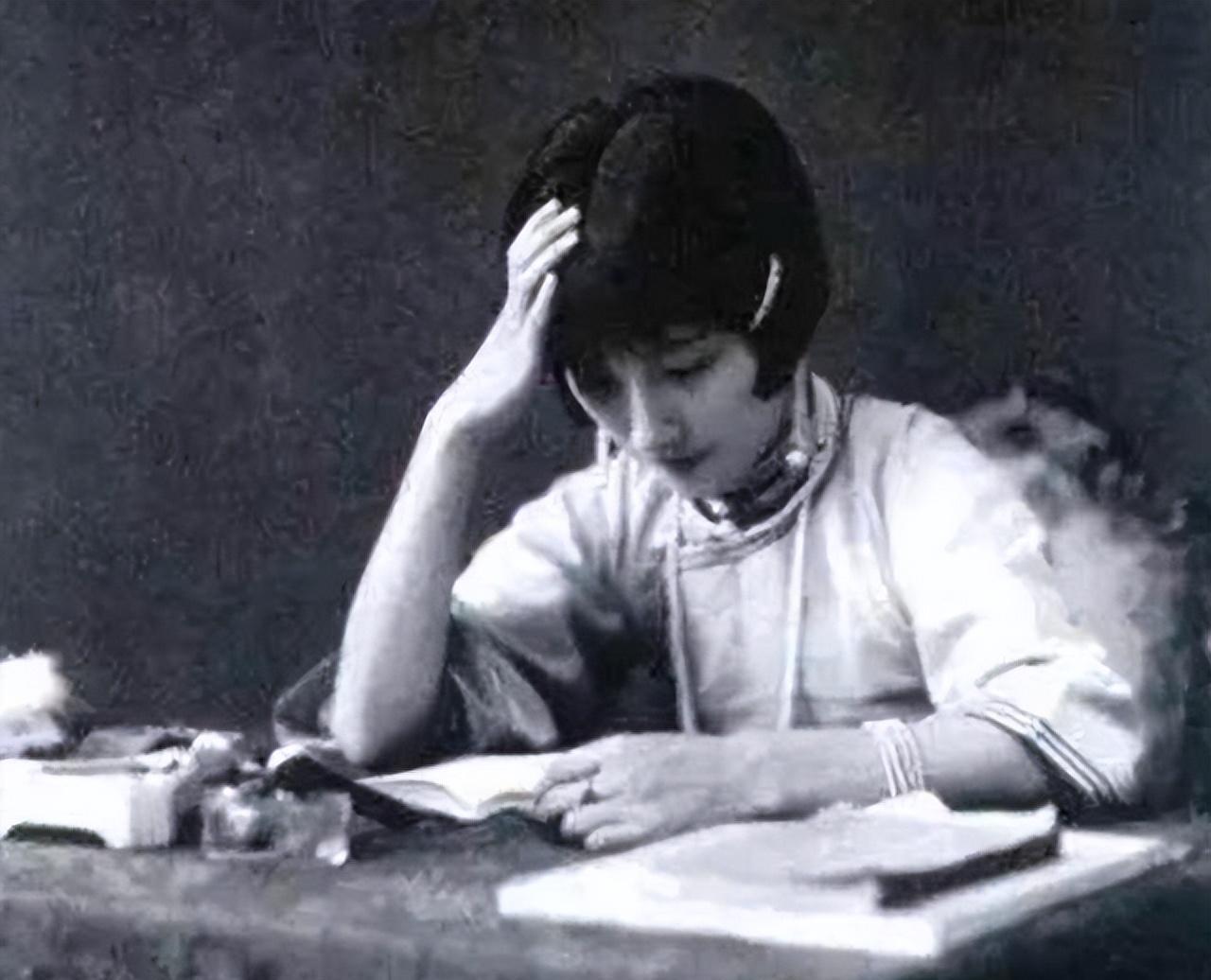 1924年，离异两年的徐志摩，继续追求林徽因无果。

晚风轻拂，庭院幽深。徐志摩