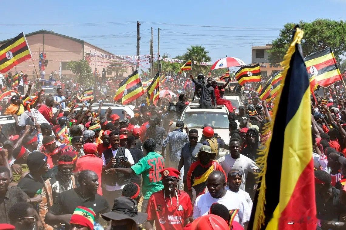 乌干达大选前爆冲突！流行歌手转行当政客的博比·怀恩，在古卢市开竞选集会时遭警察殴