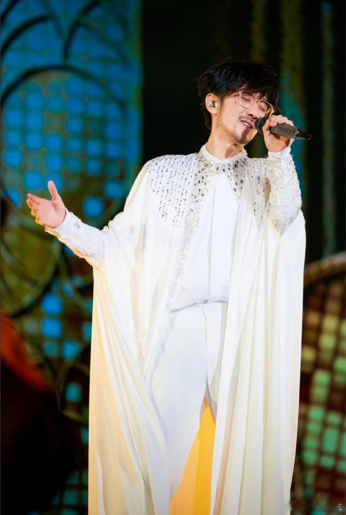 周传雄演唱会夯爆了谁懂啊家人们！看完周传雄贵阳演唱会直接封神，新歌首唱旋律太抓耳