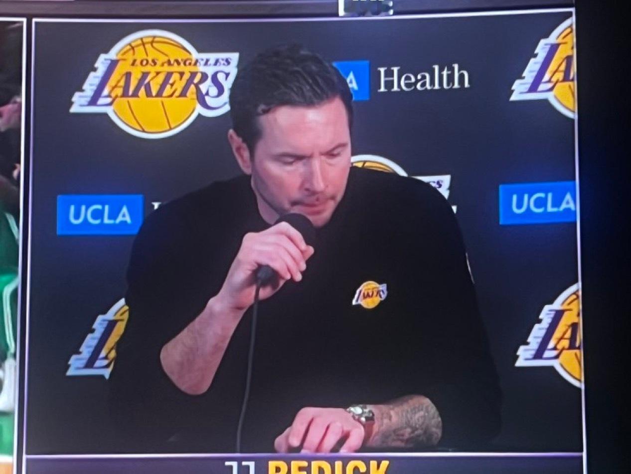 雷迪克表示湖人放对手三分，付出了代价：“杰伦·布朗本是一个运球后三分命中率仅三成