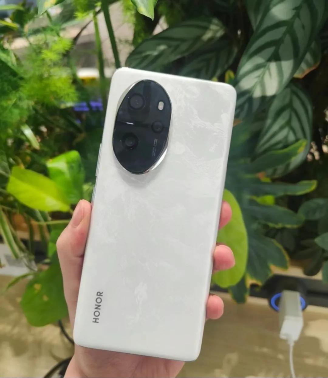 荣耀100系列真机上手，第一感觉就是丑，但是没有渲染图看的那么…拼色后盖加摄像头