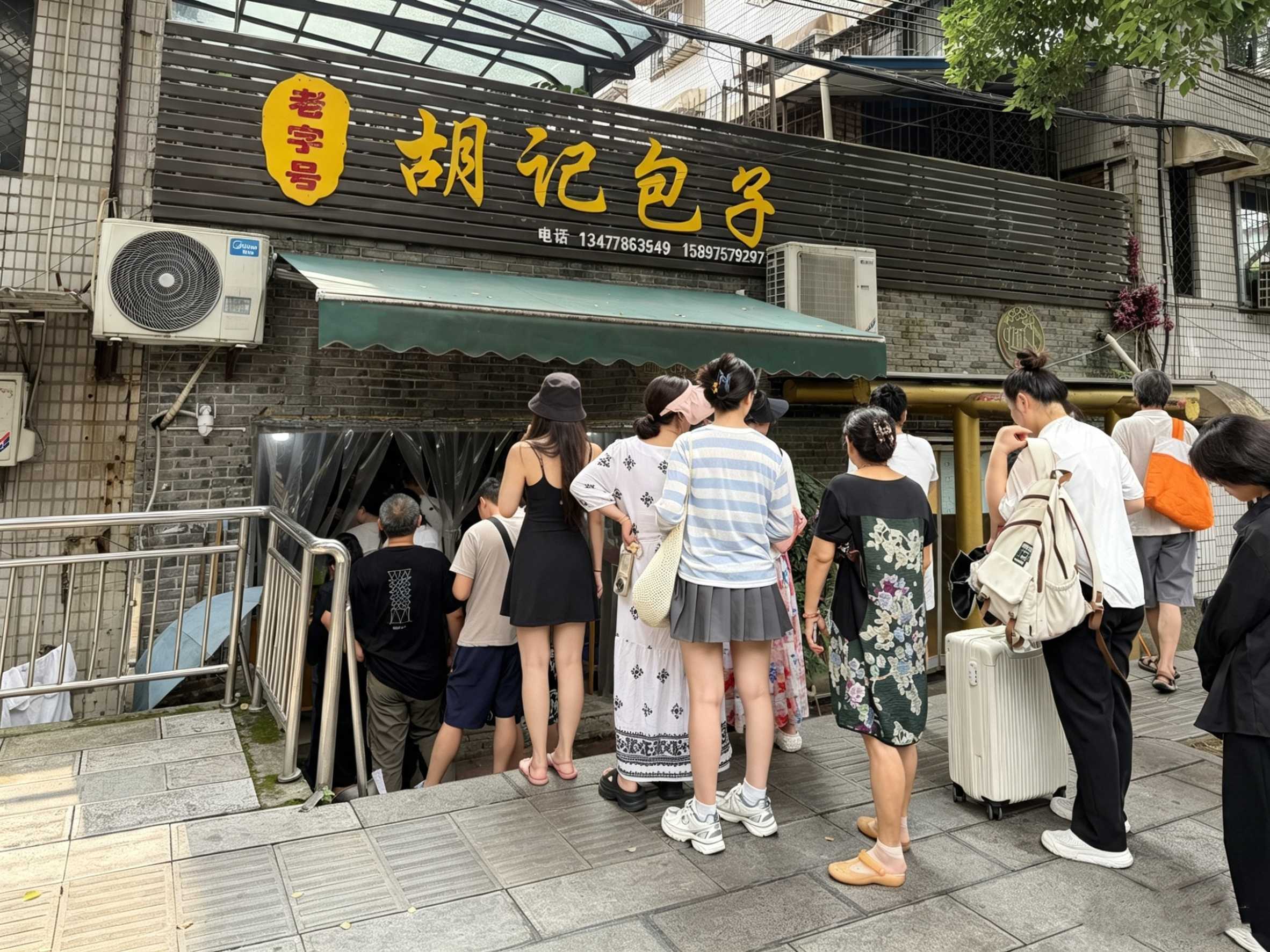 宜昌过早红油包子，我看别人还配红油小面我干不动我干不动我干不动4块一个好吃！等了