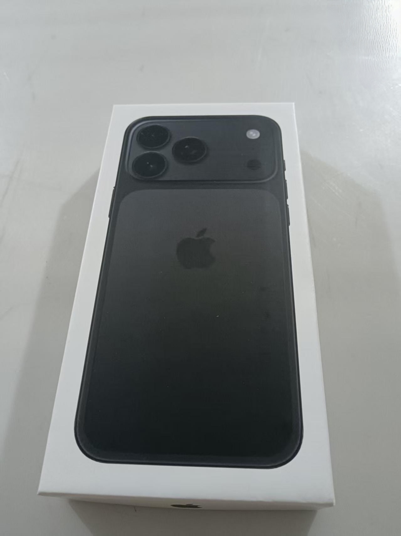 伪装成iPhone17Pro的山寨产品出现你别说，你还真别说，还真做得有模有样的