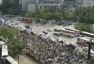 韩国老百姓刚的很，他们被彻底激怒了！

8月27日，韩国首尔90个群体，超过5万