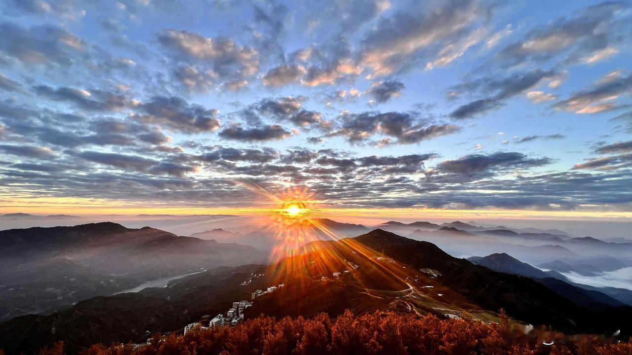 潮州 大家看看潮州最高峰，凤凰山上的日出是不是太美了？祝大家都有美好的一天，天天
