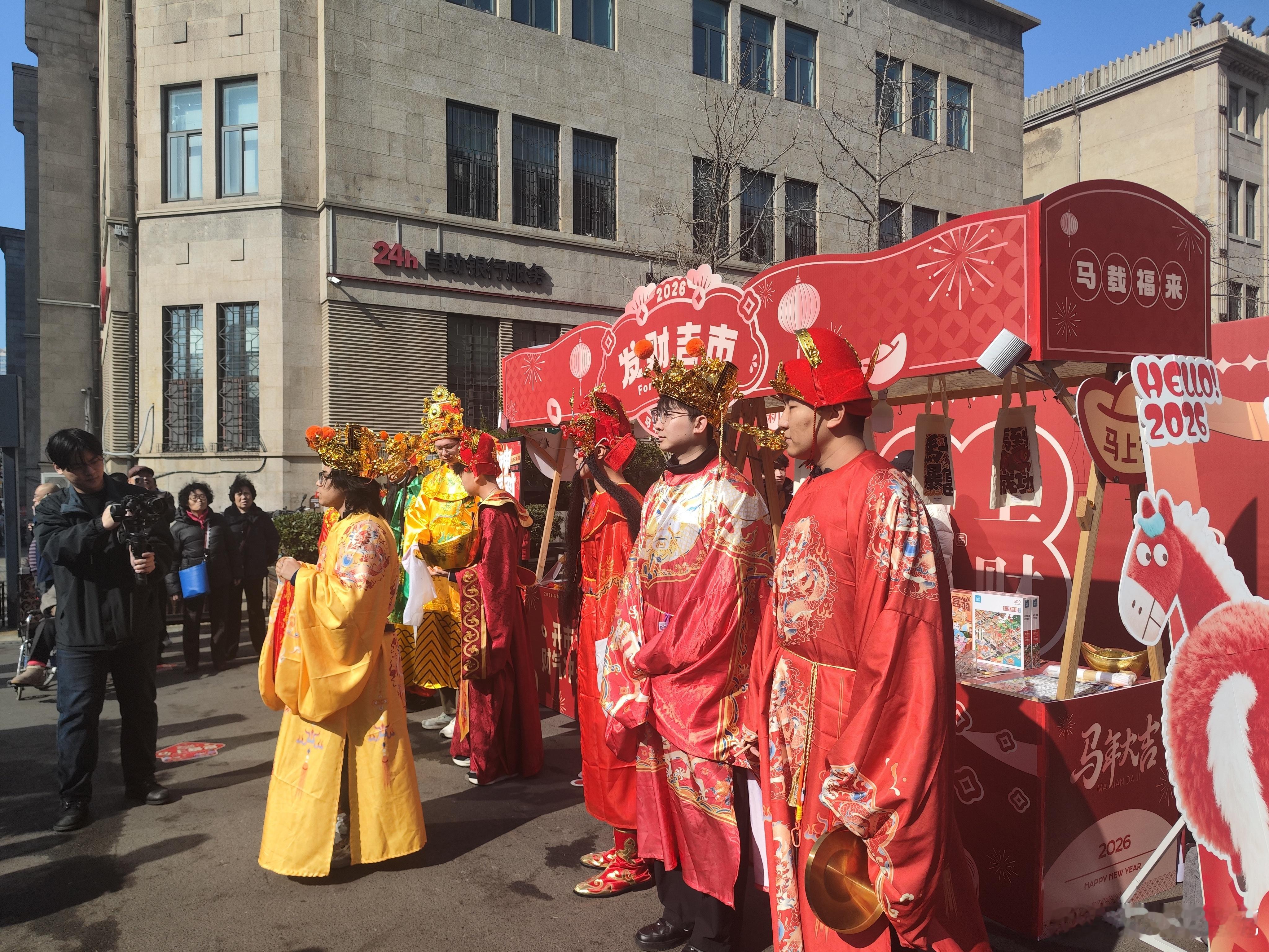 青岛中山路年味满满今天来到青岛中山路步行街，这里人头攒动，彩灯溜光，各式各样的街
