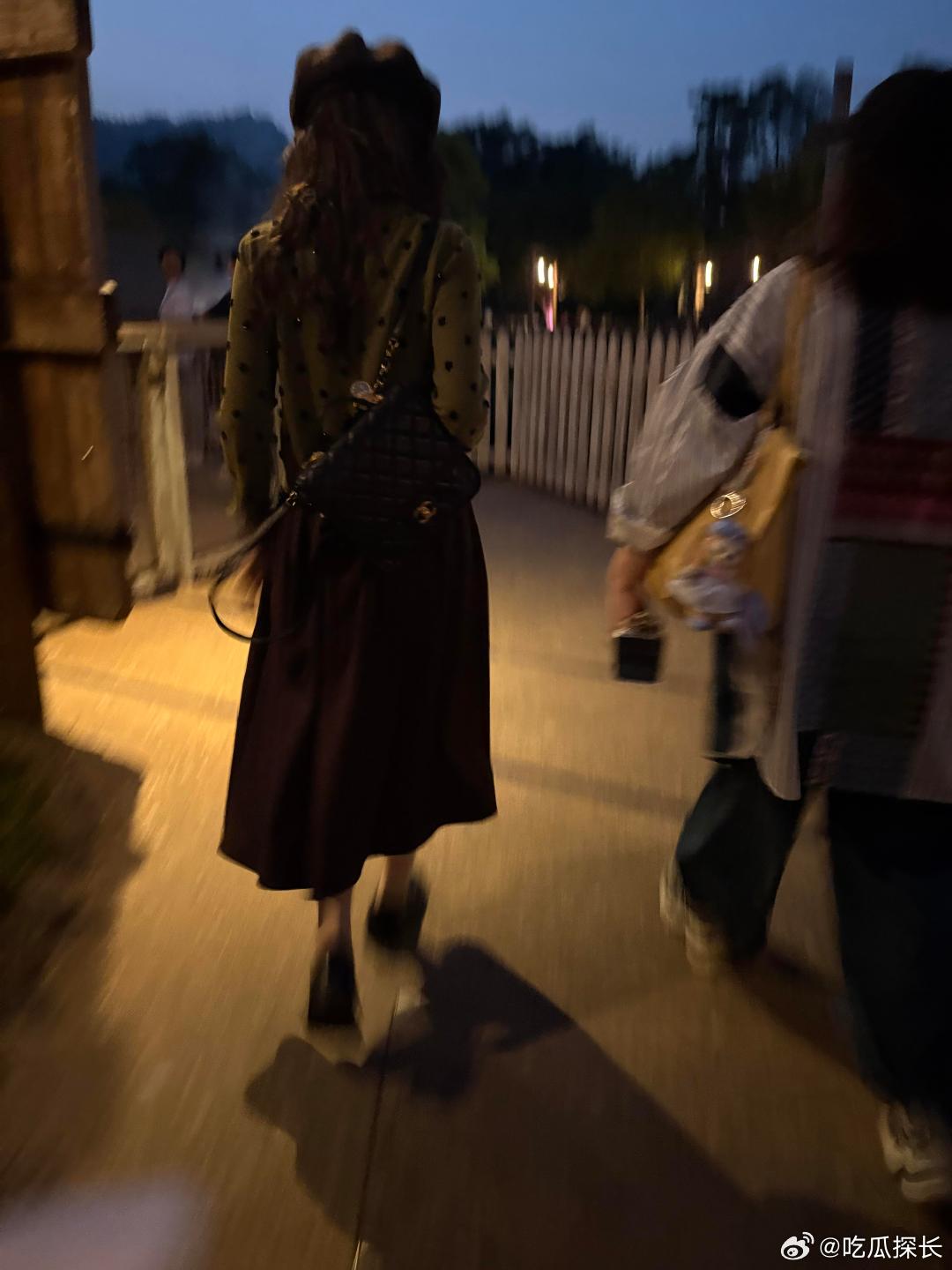 港迪偶遇毛晓彤香港迪士尼偶遇毛晓彤香港迪士尼偶遇毛晓彤，连走路都带着温柔的氛围感