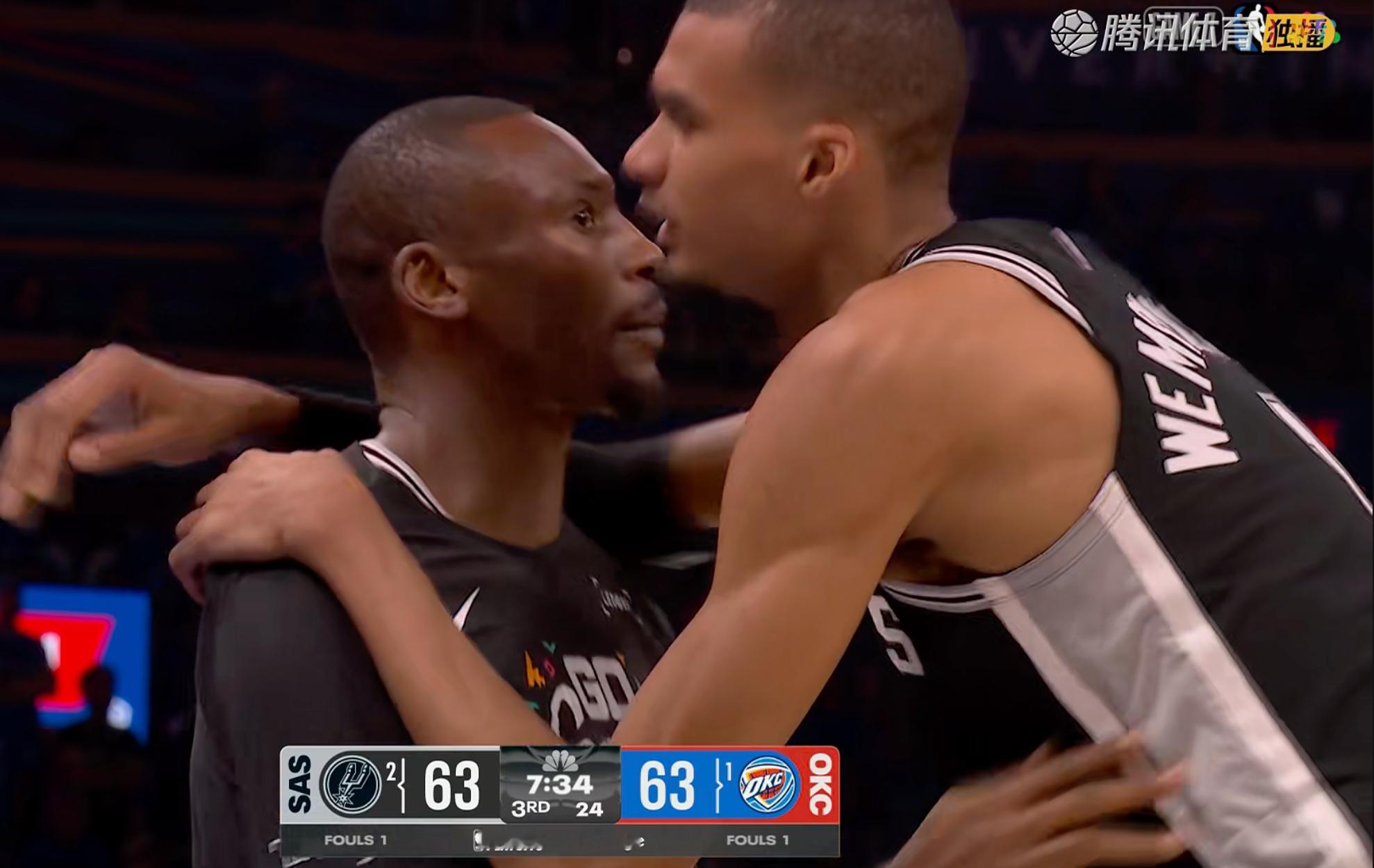 马刺vs雷霆NBA季后赛 比永博像老父亲一样，叮嘱和鼓励文班亚马！ 