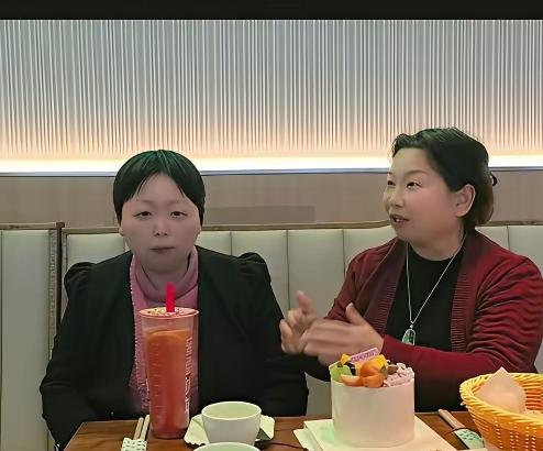 笑懵了！
幸福哪是靠嘴说出来的…

大娘自诩比许妈幸福，这话听着就透着虚。她拿“