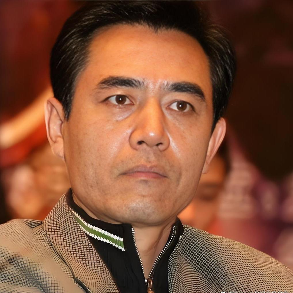 陈宝国火车站被人强行架走，当场整个人都懵了
 
陈宝国曾分享一段离奇经历，早年在