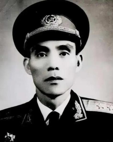 朝鲜战场一万官兵凭空消失，韦杰险些军法处置；9 年后恩人落难，他开军区专车登门，
