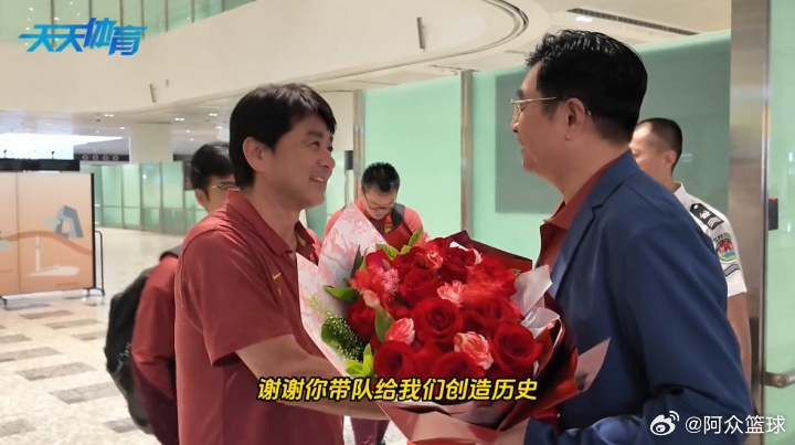 【🇨🇳宋凯亲赴机场接机U17国少！致谢主帅浮嶋敏：谢谢你带队创造历史】夺得U