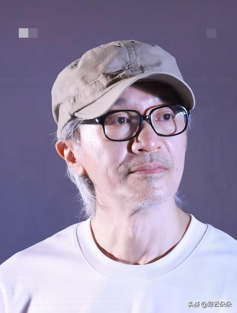 周星驰都64岁了，看着还是那个眼神清澈的少年。

说真的，瞅瞅他那法令纹，又深又