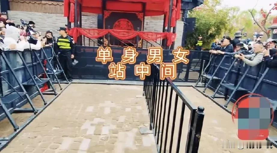 改规则了，单身男女站中间，网红拍摄站两边。

提高办事效率，不要让网红蹭流量影响