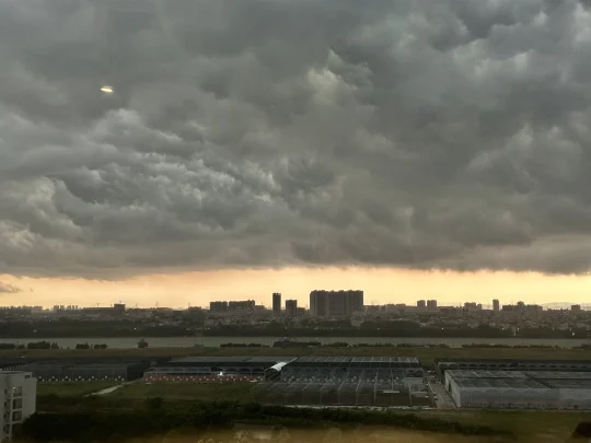 顺德暴风雨来临！赶紧回家