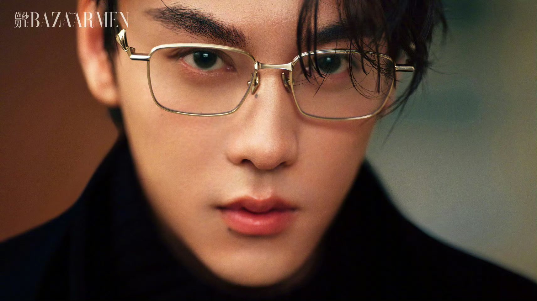 看田栩宁的特写，眼镜加持下的他多了份沉稳锐利，宛如“眼镜鲨”般自带压迫感又不失灵