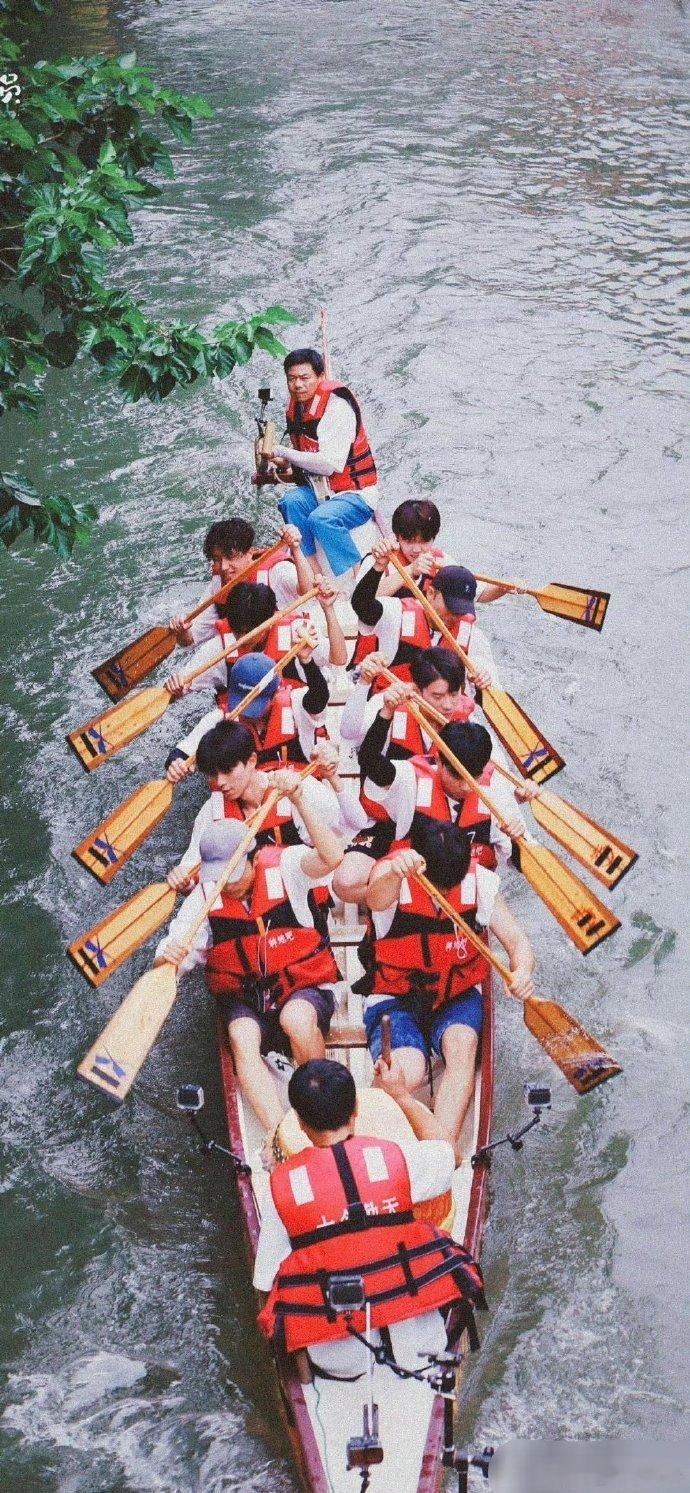 李昊的新歌太戳心了，旋律里满是并肩同行的温暖。从田间地头的互相扶持到舞台上的彼此