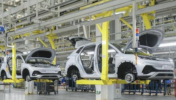 中国工业实力太强！美经济学家警告美军，美军舰来周边都是活靶子。美国经济战略家大卫