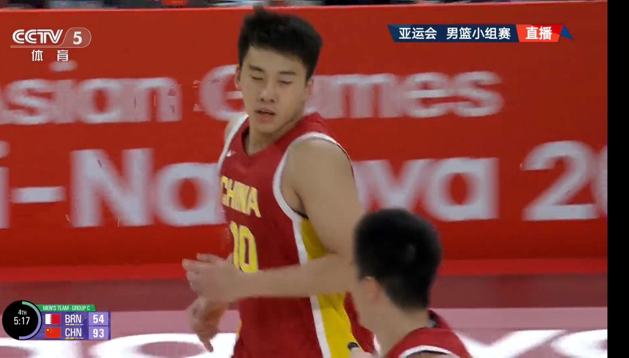 中国男篮大比分击败巴林男篮，比赛结束后，巴林队只有一名球员上前与中国男篮握手。这