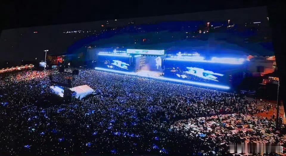 属于梓渝的蓝海梓渝音乐节现场蓝海属于梓渝的蓝海，好美，[太开心][太开心] ​​