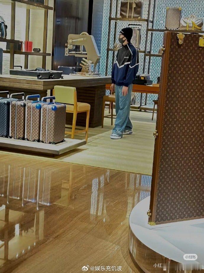 偶遇王鹤棣逛LV谁懂在上海LV店转角遇到王鹤棣的惊喜！他整个人闪闪发光，比镜头里
