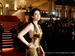 刘亦菲金色深v礼服刘亦菲背影走姿啊啊啊！刘亦菲这个裙子也太美了吧！背影走姿完全就