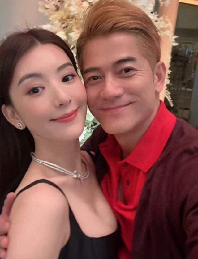 方媛晒一家五口为郭富城庆生，但这段婚姻当年没人看好
