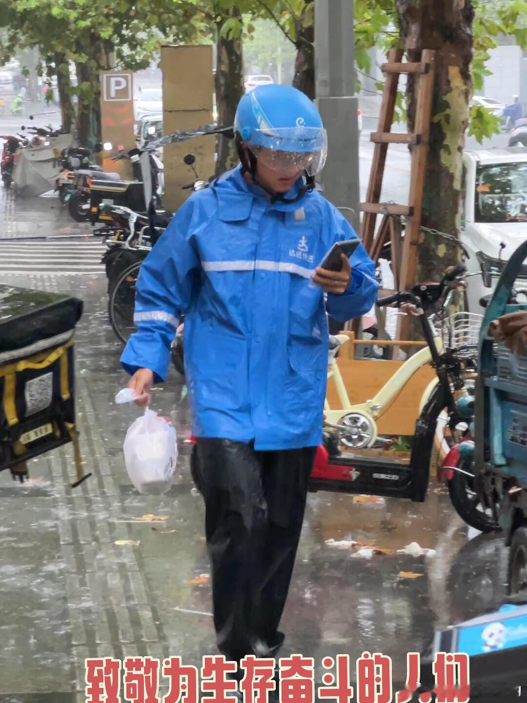 风雨再大，挡不住谋生的脚步车轮背后，是家中等候 