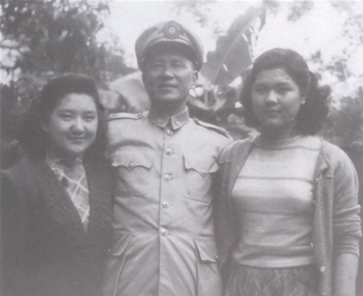 这是白崇禧和次女白先慧、小女儿白先明的合影，两个女儿都已经出落得亭亭玉立了，白崇