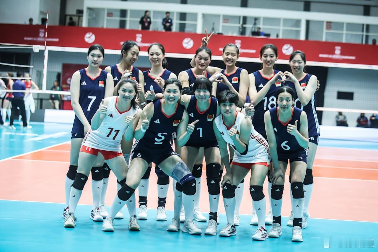 2025年世界U21女排锦标赛 中国队 3-1 克罗地亚队 赢球后合影中国U21