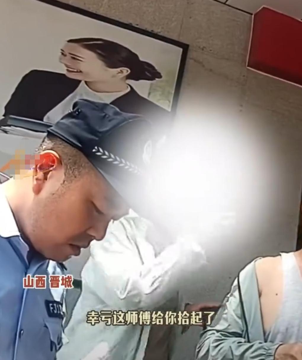清晨街头空无一人，路面上却散落着一沓沓现金，四下无人认领。换作是你，会怎么做？山