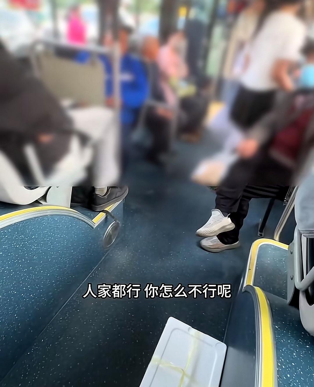 4月11日，山东济南，一名女子带孩子携带“氢气球”乘坐公交车，因“氢气球”属于易