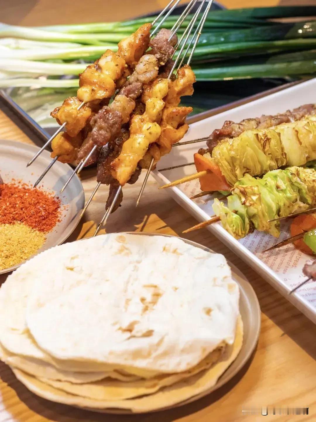 哈尔滨搓澡热“搓”到凌晨，有本地人称已1个月没出来洗澡了。哈尔滨洗浴因南方游客包