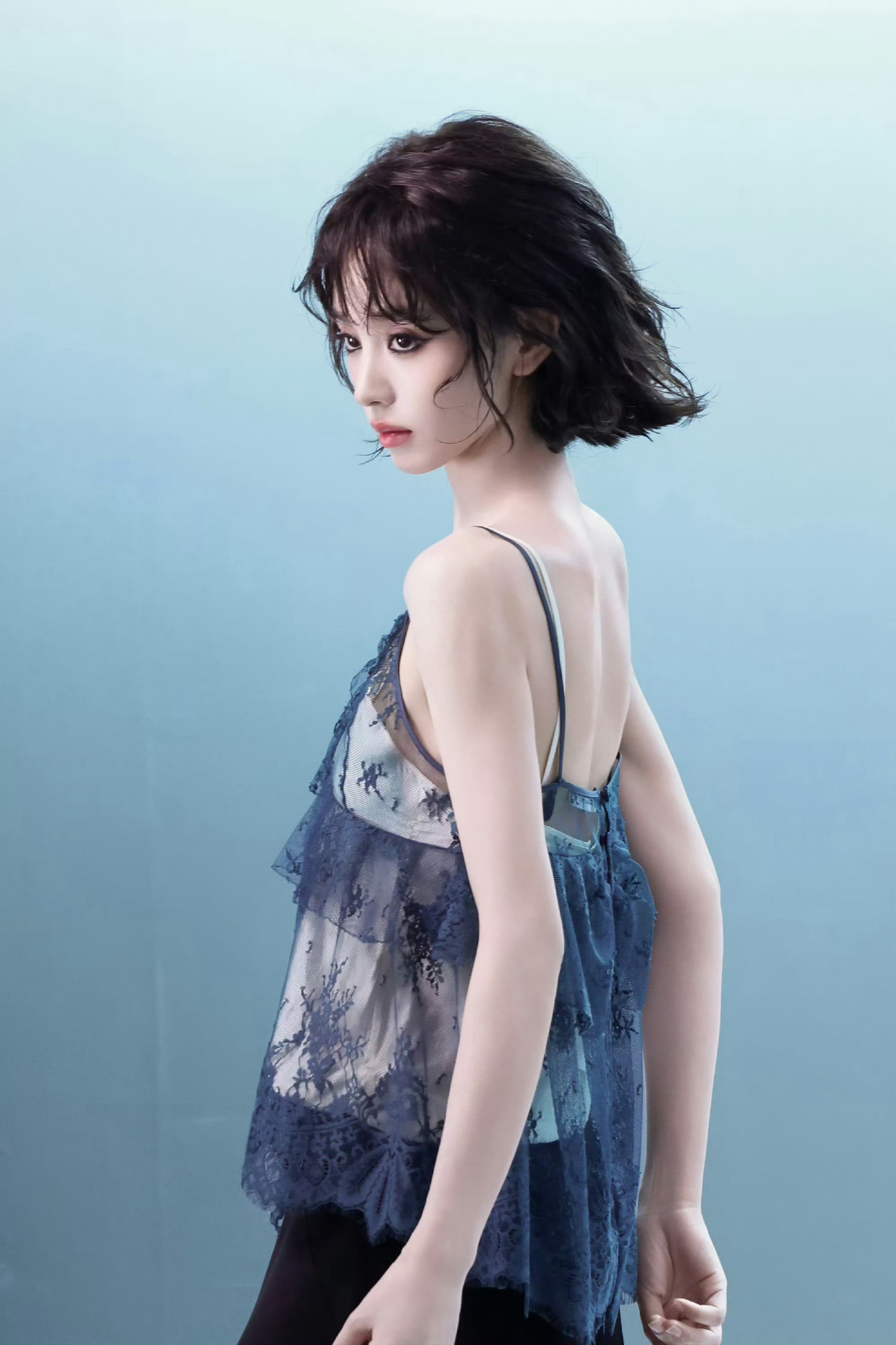 田曦薇短发魔女田曦薇一秒切换短发魔女田曦薇短发造型氛围感拉满，清冷又灵动，一秒化