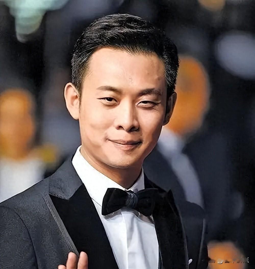 张译胸前别着旧钢笔，钱琳琳没上过一次热搜，他们领证那年连婚纱照都没拍。
2006