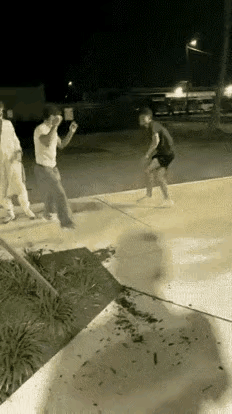 离谱！多亏了监控拍下全过程。
 
一名男子突然对小伙发难，步步紧逼、动手纠缠。小