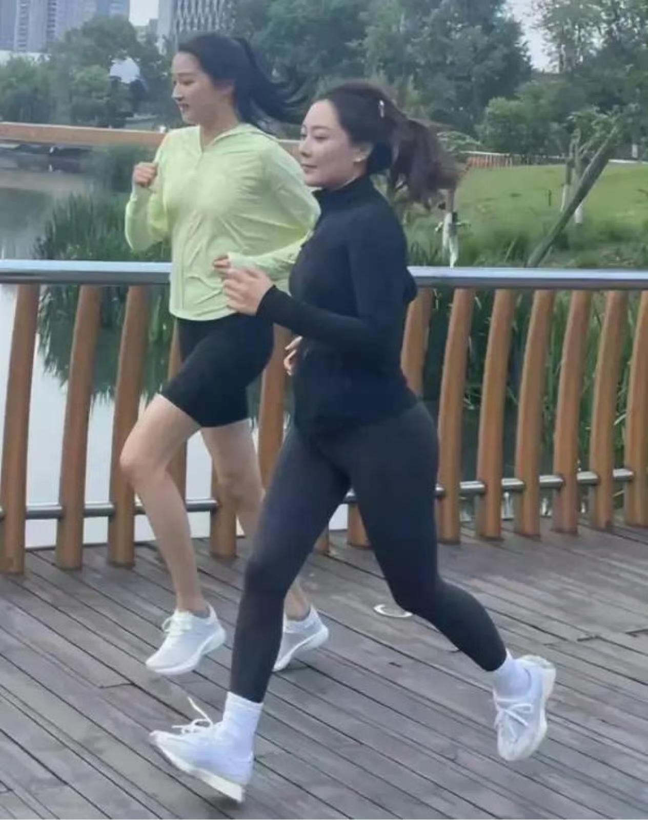 清晨的公园里，偶遇关晓彤正在晨跑。她身姿挺拔，步伐轻盈，那一身运动装扮更衬出她优