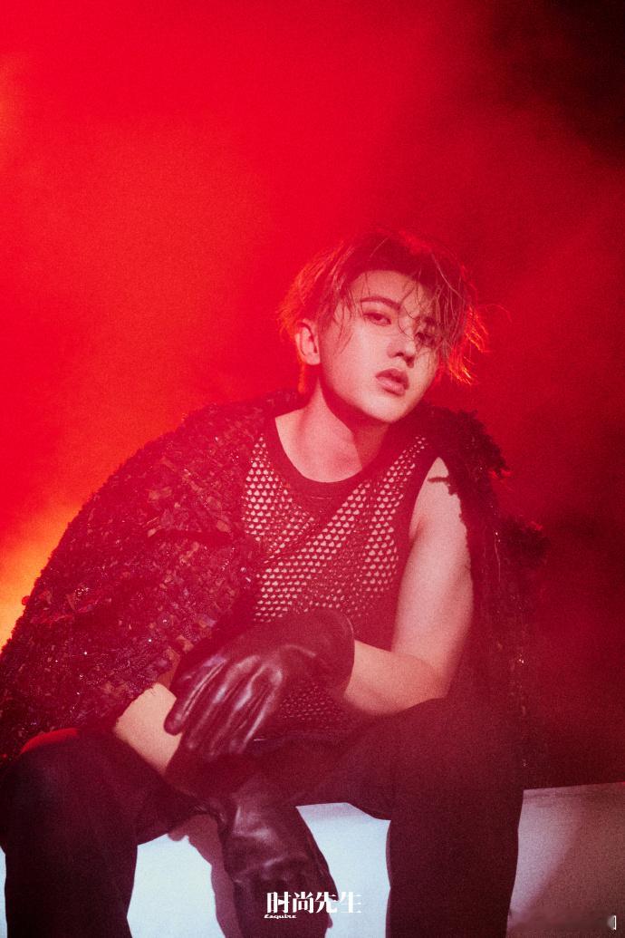 #蔡徐坤渔网内搭##蔡徐坤渔网内搭梦回偶练#蔡徐坤工作室的这组图，渔网内搭成为了