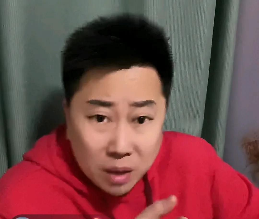 媒体人李宝库透露了成都蓉城中场杨明洋未能在国足出场的原因。
他在直播时表示，国足