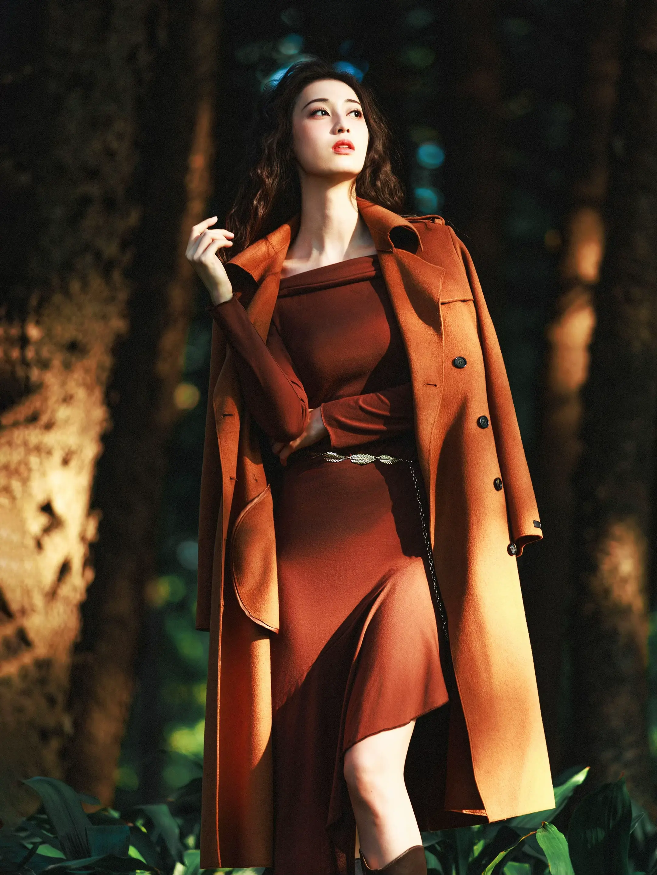 秋日里的光与影。一晃已是入秋 日落时分的光与影交织 秋日也是优雅女人