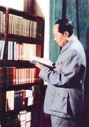 毛主席是伟大人物，熟读《二十四史》那样的大部头书，但他有时也爱看小人书。
中华人