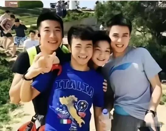 哈哈哈，萌翻了！
惊奇哥哥3人合影，面对镜头各种抢，各种搞怪，空隙里使劲挤出一张