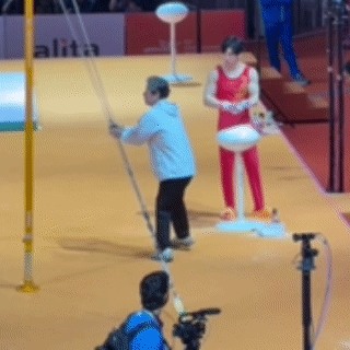 这动图太好笑了，好努力的老年人 