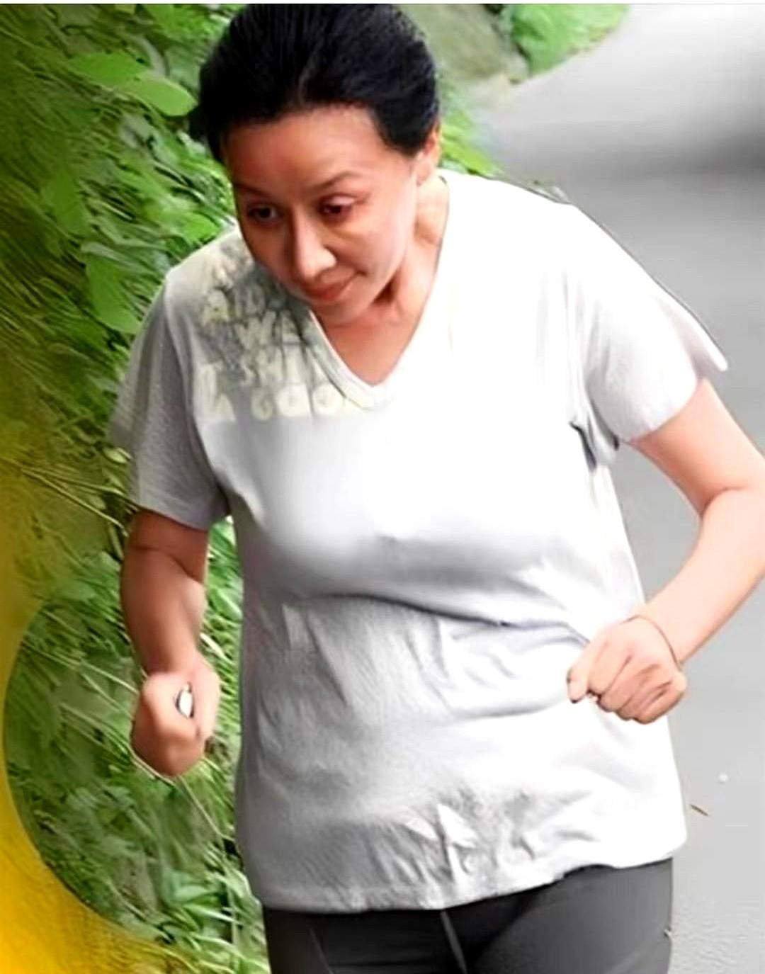 不服老不行啊，56岁刘嘉玲素顏不化妆晨跑，被路人拍到了。她穿运动装、百元平价运动