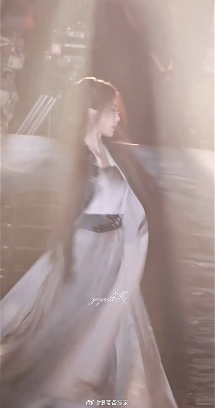 🐟这段转圈舞台也太绝了，这种清冷又干净的美人造型麻烦多安排一些 