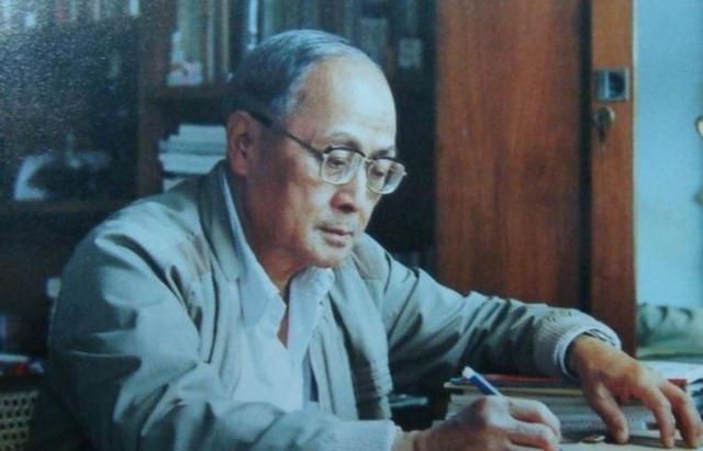 1988年，中国大陆和台湾正式开放探亲。台湾一位名叫叶依奎的地下党，混在探亲队伍